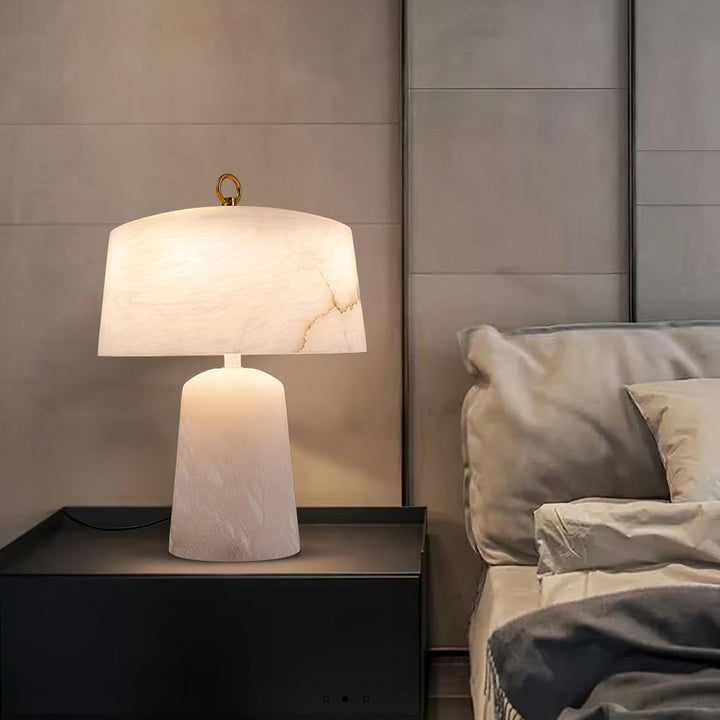 Lámpara de mesa Inalba de alabastro en un dormitorio elegante – imagen 12