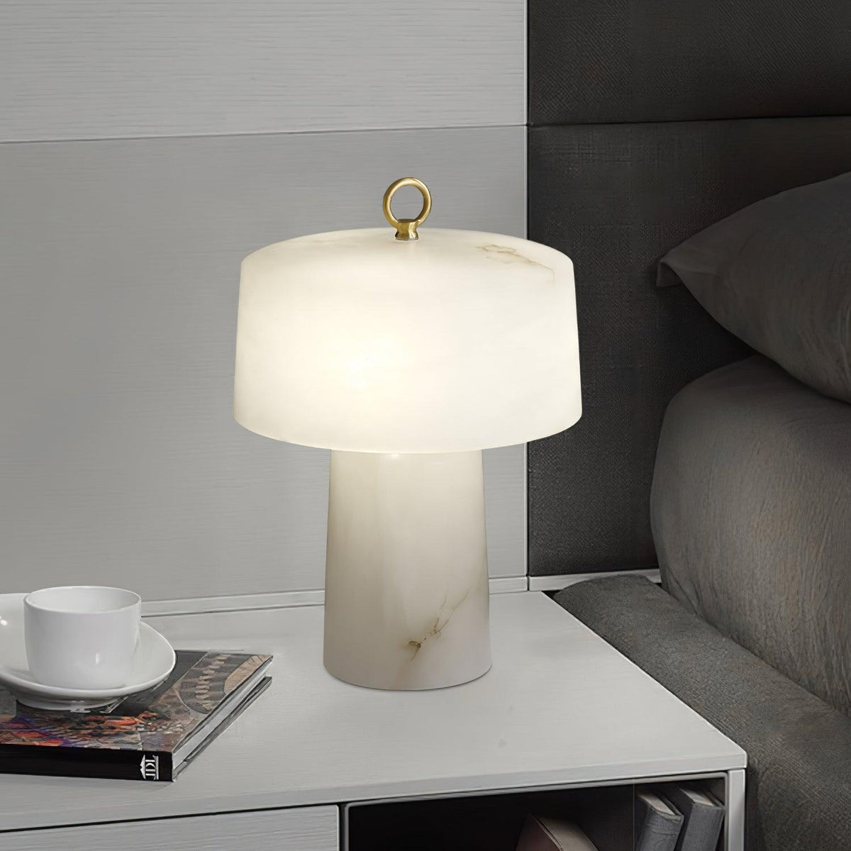 Lámpara de mesa Inalba de alabastro en un dormitorio elegante – imagen 13