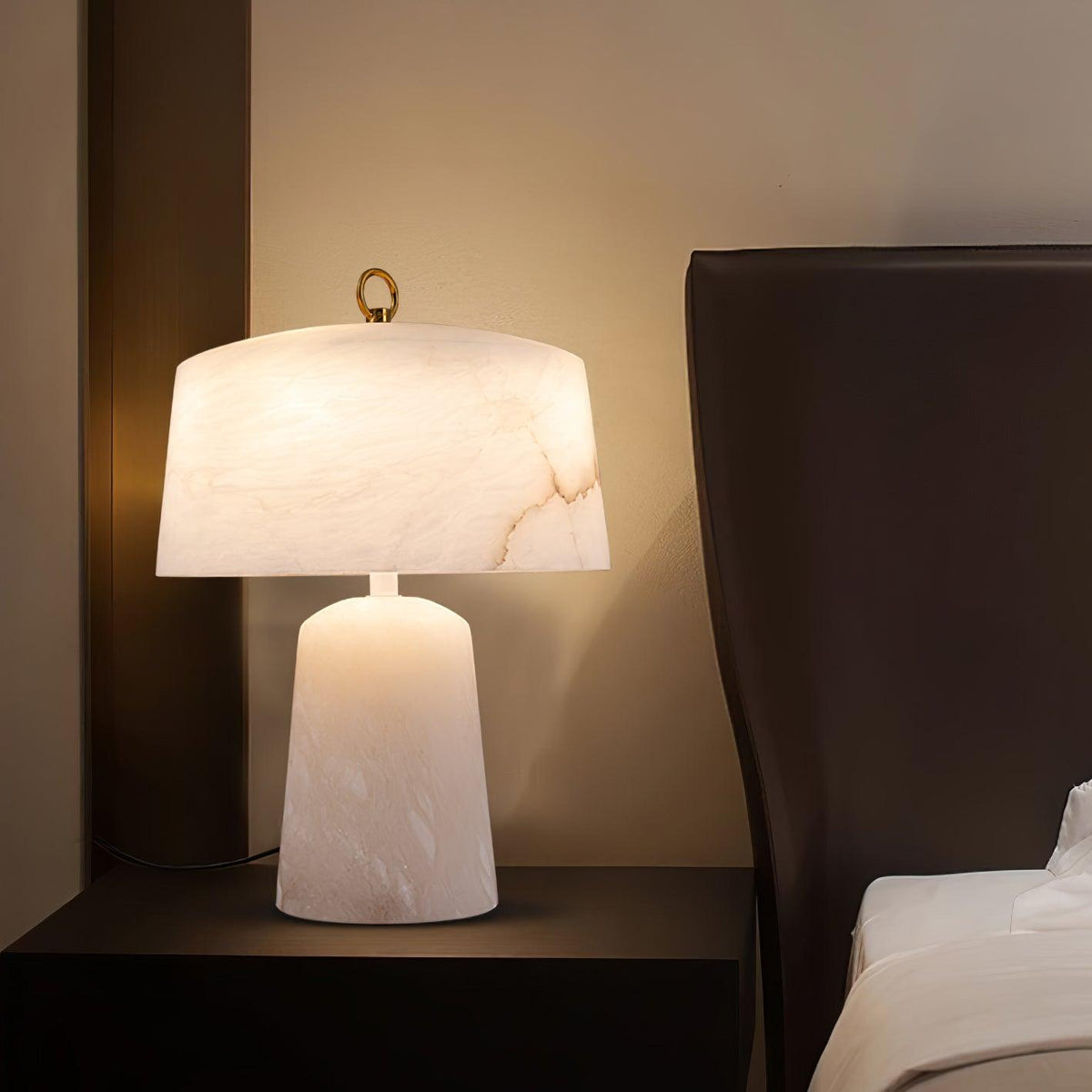 Lámpara de mesa Inalba de alabastro en un dormitorio elegante – imagen 15