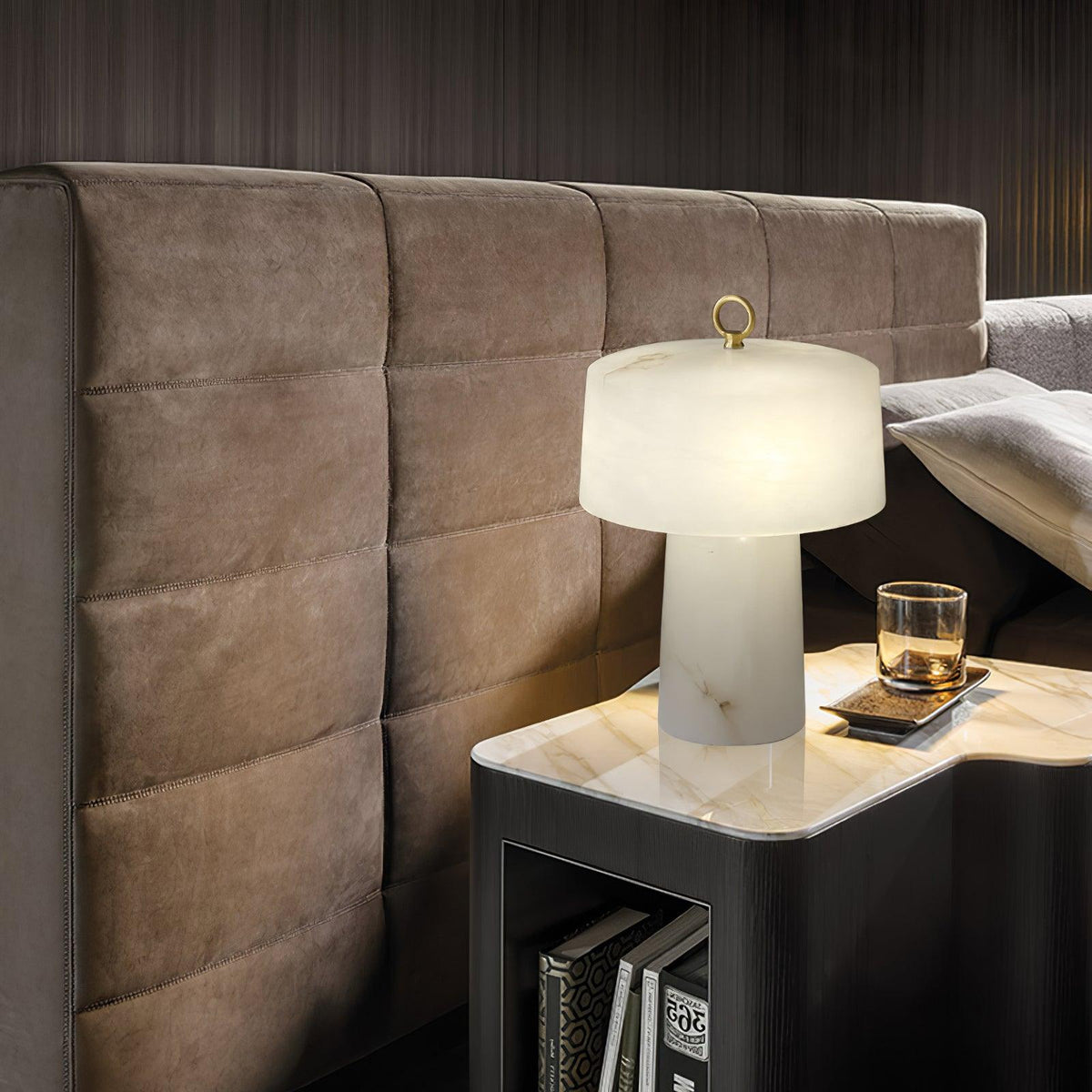 Lámpara de mesa Inalba de alabastro en un dormitorio elegante – imagen 16