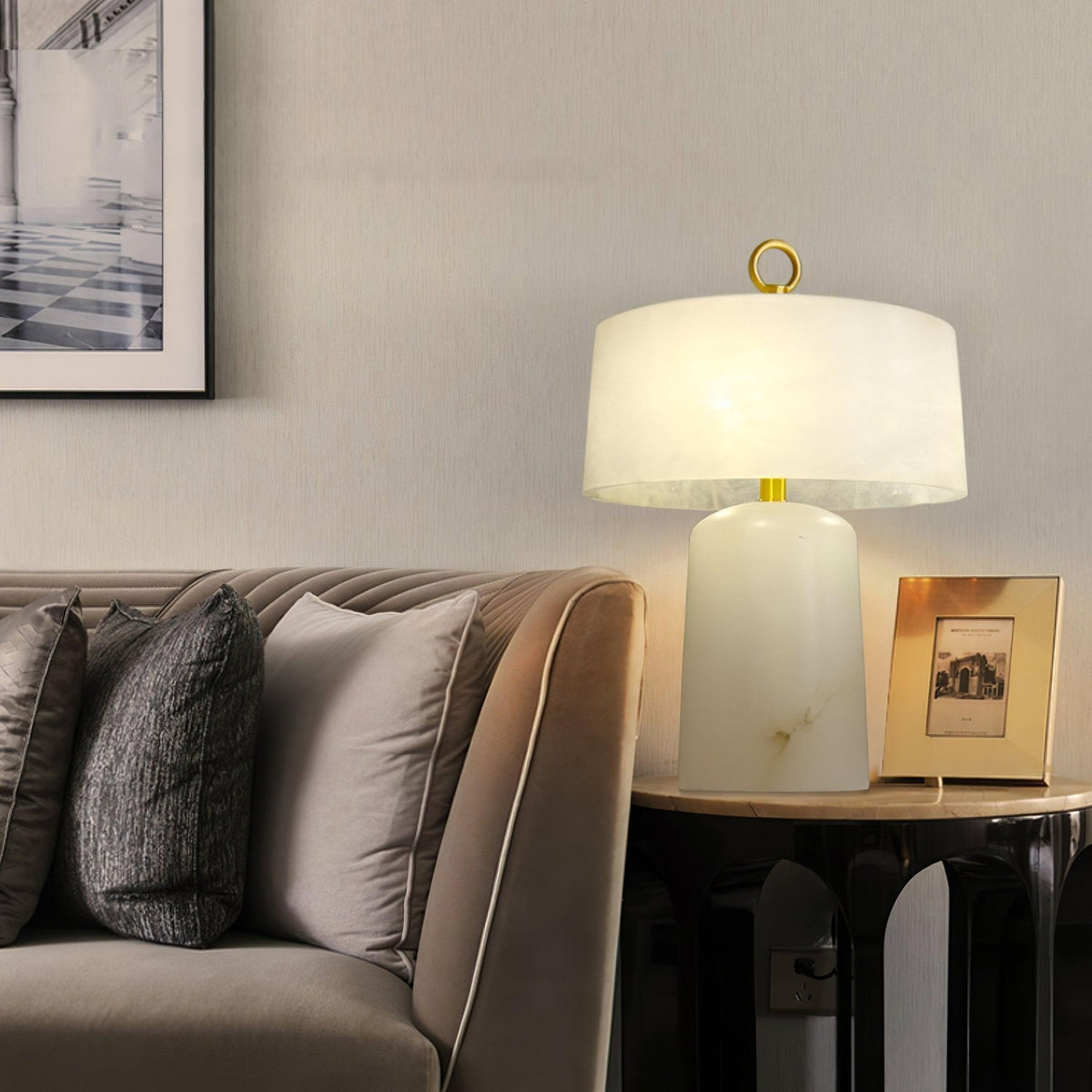 Lámpara de mesa Inalba de alabastro en un dormitorio elegante – imagen 17