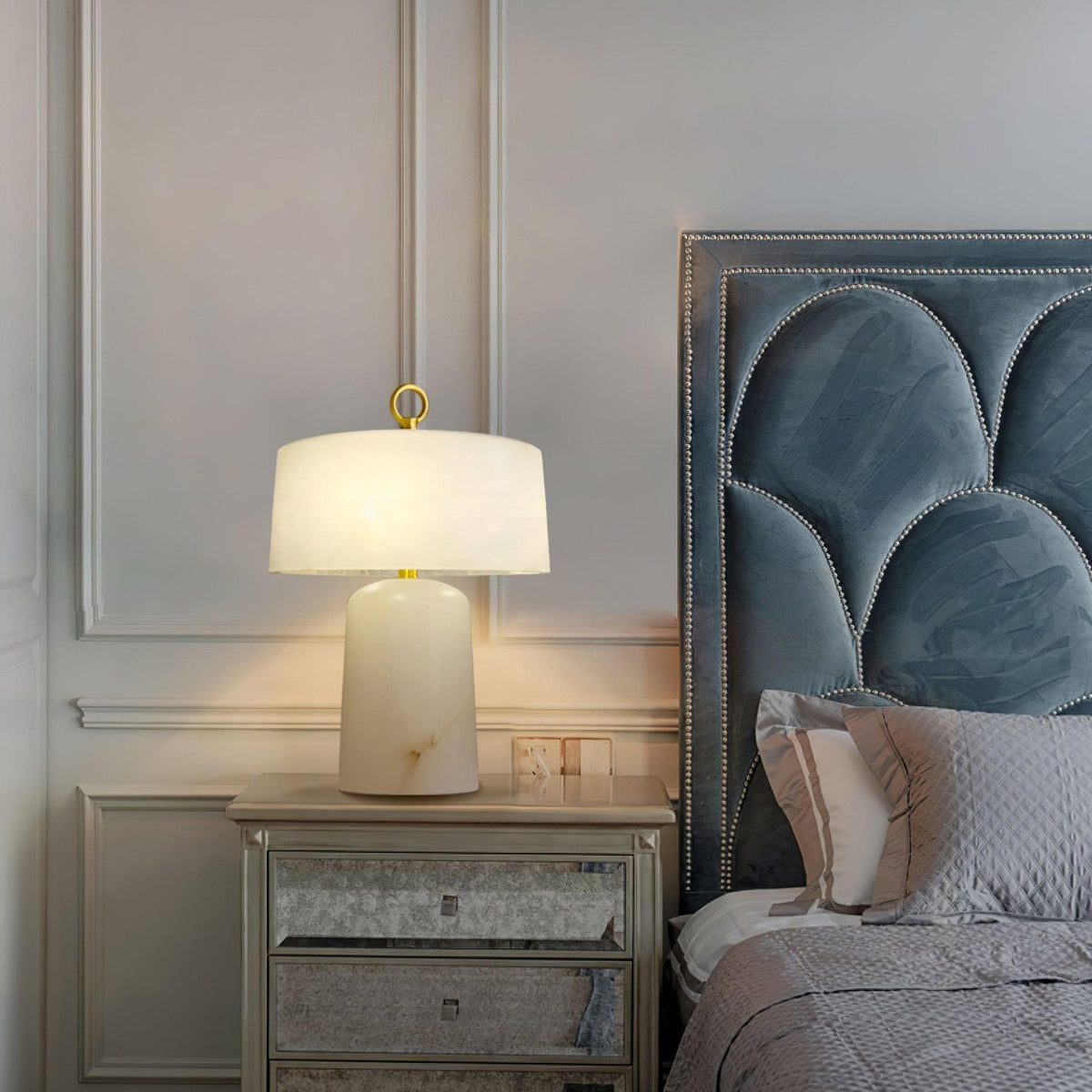 Lámpara de mesa Inalba de alabastro en un dormitorio elegante – imagen 18