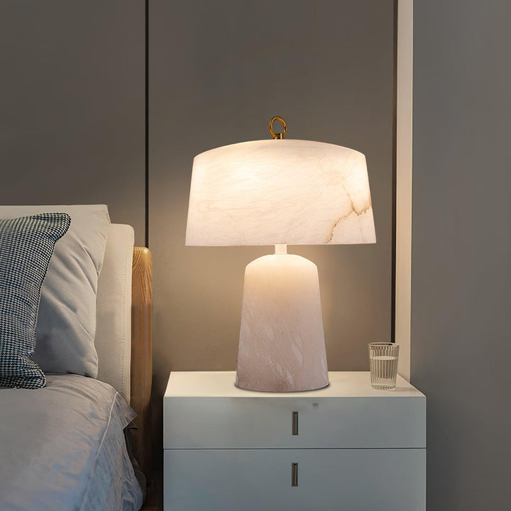 Lámpara de mesa Inalba de alabastro en un dormitorio elegante – imagen 7