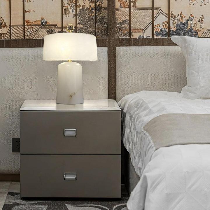 Lámpara de mesa Inalba de alabastro en un dormitorio elegante – imagen 22