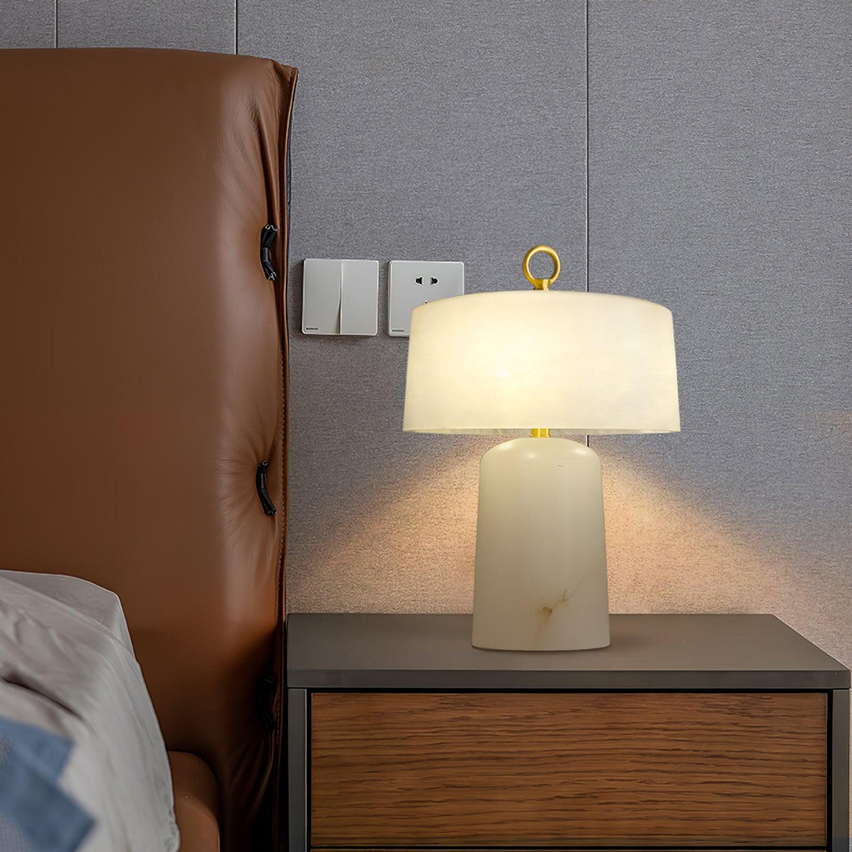 Lámpara de mesa Inalba de alabastro en un dormitorio elegante – imagen 8