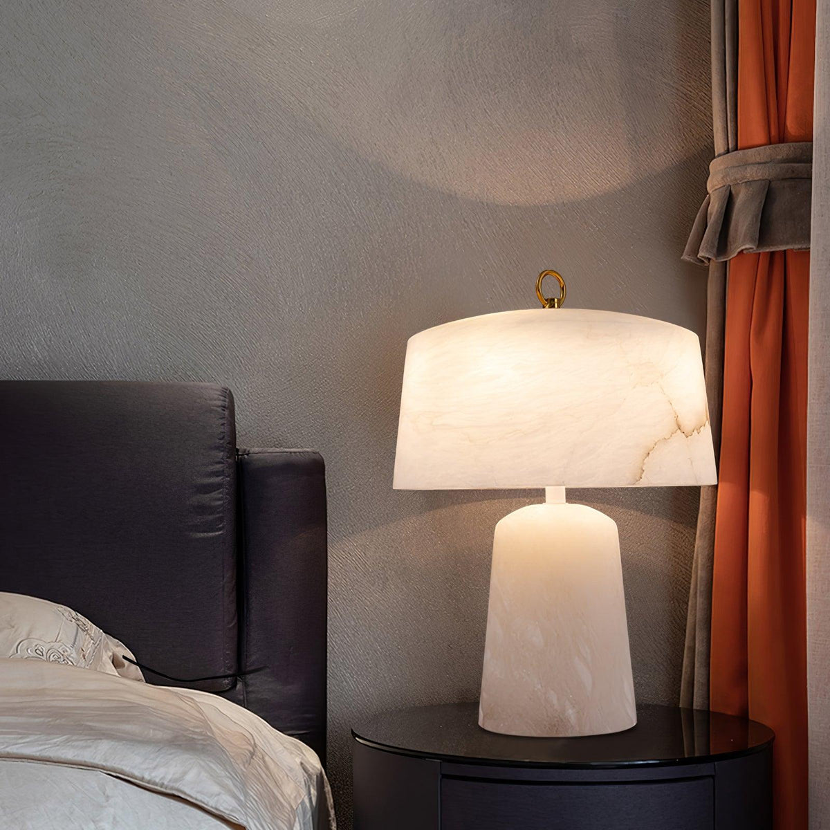 Lámpara de mesa Inalba de alabastro en un dormitorio elegante – imagen 9