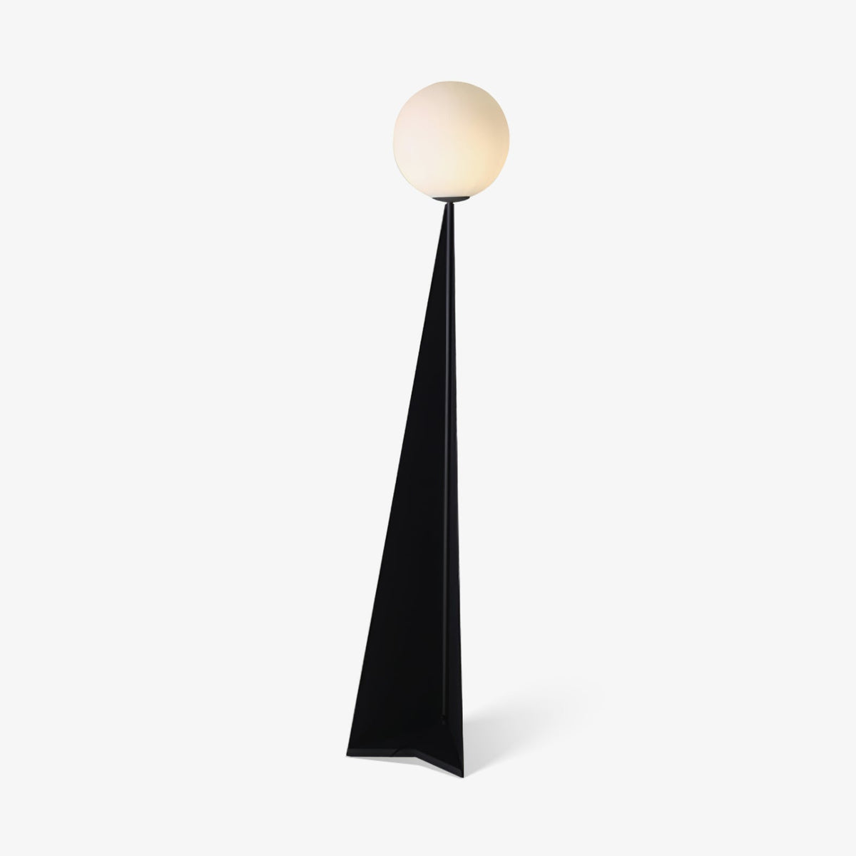 Lámpara de pie con esfera blanca y base triangular negra Pelia – vista principal