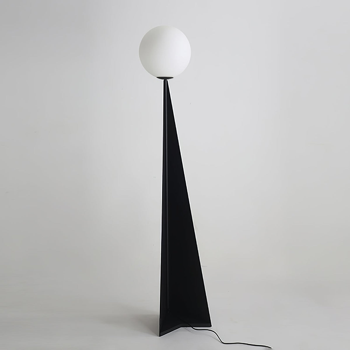 Lámpara de pie con esfera blanca y base triangular negra Pelia – vista completa con esfera blanca