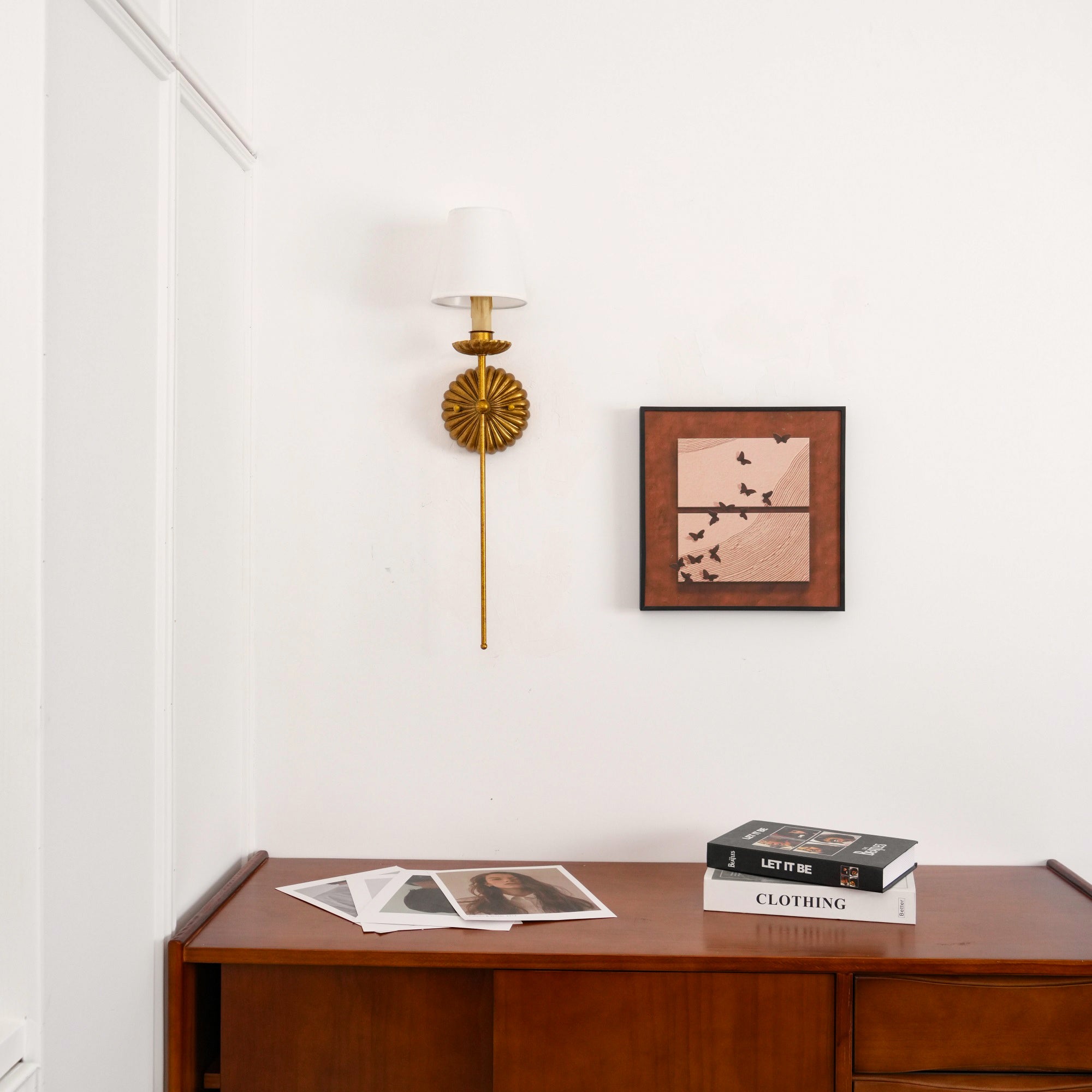 Aplique de Pared Carson en Oro Antiguo con Pantalla Blanca – Lámpara de Estilo Vintage 6