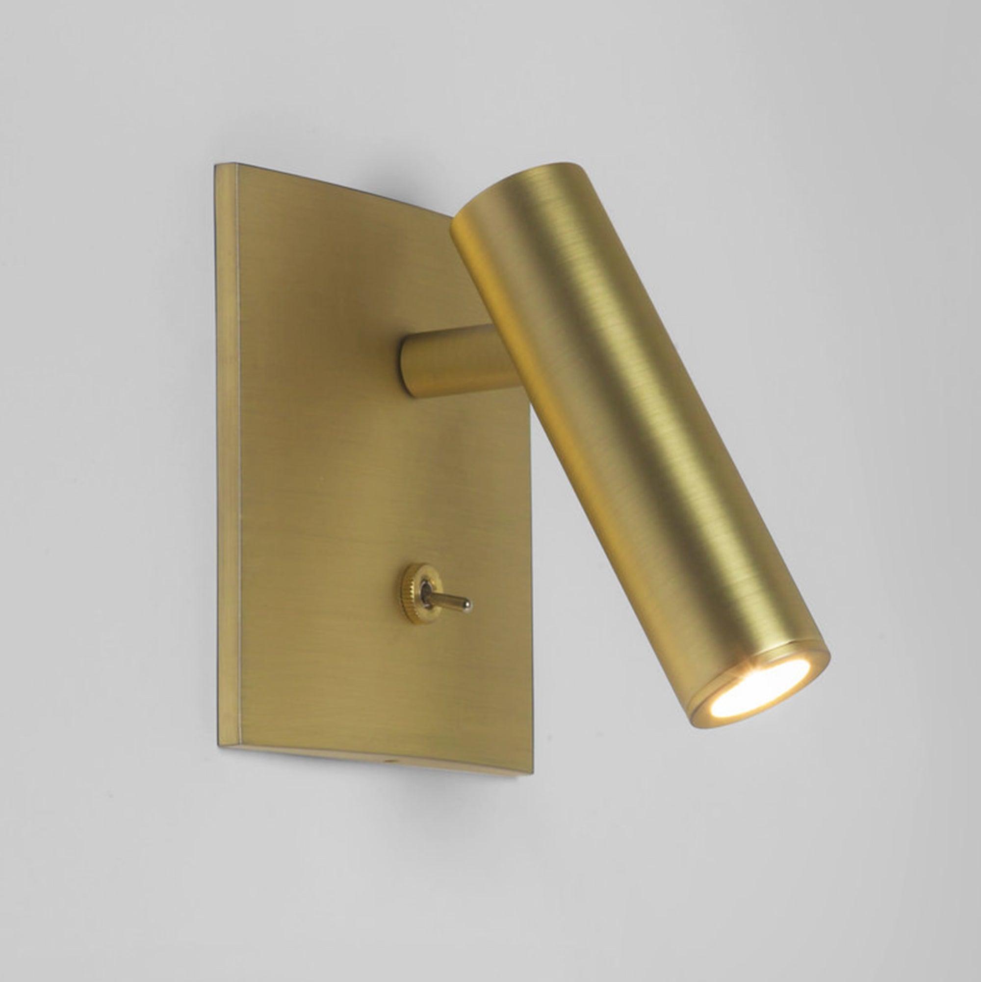 Aplique de Pared LED Cuadrado con Diseño Moderno y Luz Cálida – Negro y Cobre 2