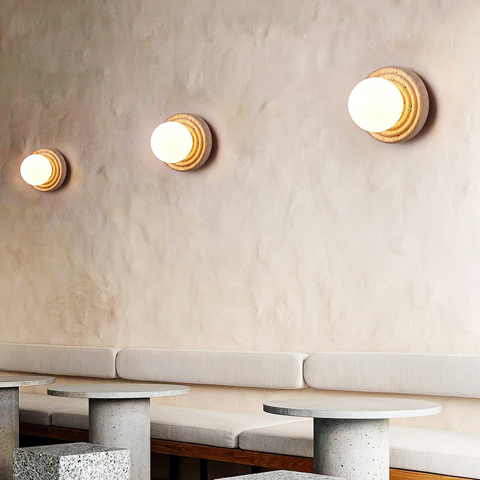 Aplique de Pared Minimalista Redondo de Travertino con Esfera de Vidrio Opalino 2