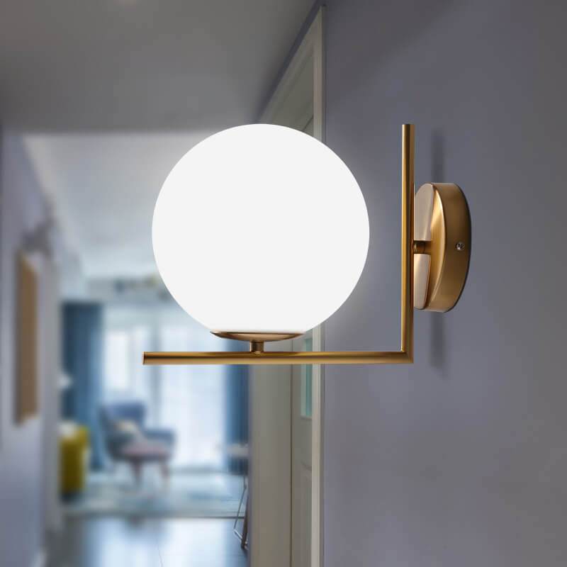 Aplique de Pared de Bronce Antiguo con Esfera de Vidrio Opalino – Lámpara de Estilo Mid-Century para Dormitorio y Salón 1