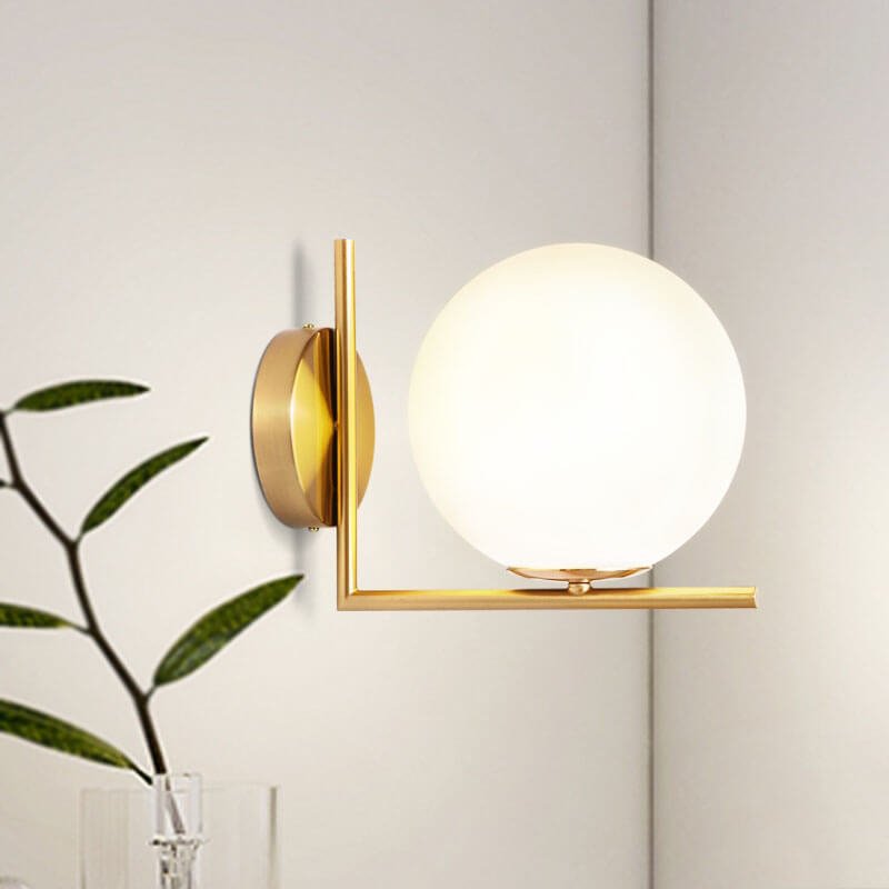 Aplique de Pared de Bronce Antiguo con Esfera de Vidrio Opalino – Lámpara de Estilo Mid-Century para Dormitorio y Salón 4