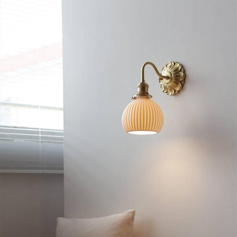 Aplique de Pared de Cerámica Blanca y Bronce, Lámpara Tradicional para Dormitorio y Espacios Elegantes 0
