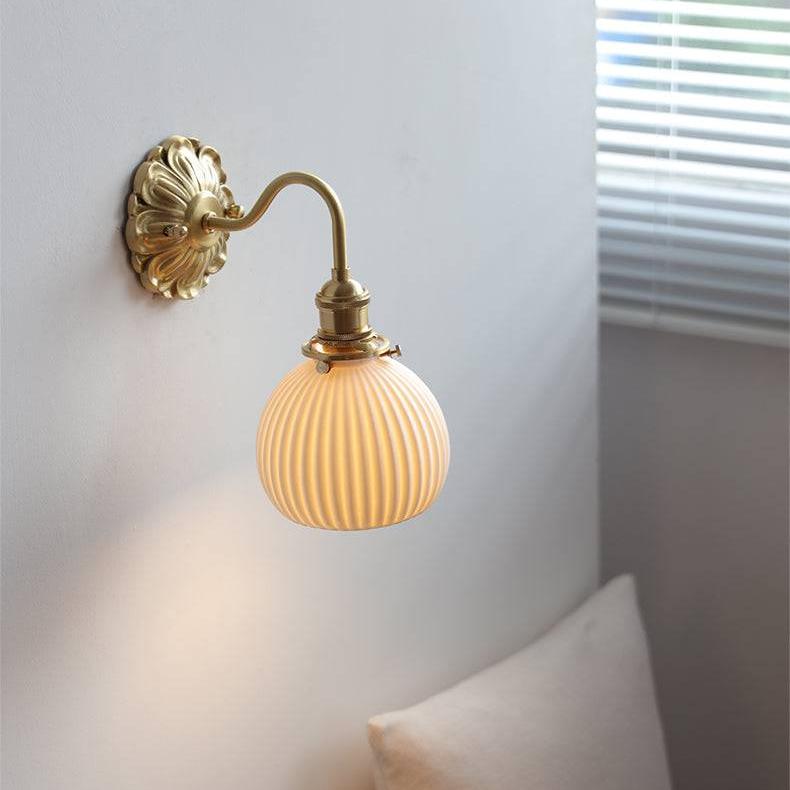 Aplique de Pared de Cerámica Blanca y Bronce, Lámpara Tradicional para Dormitorio y Espacios Elegantes 1