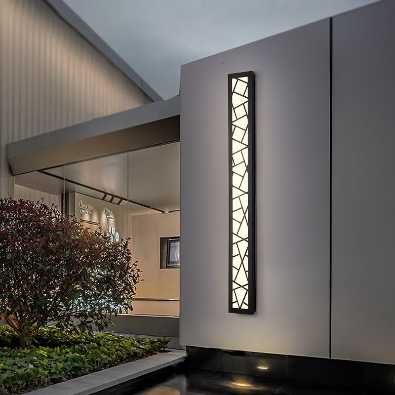 Aplique de pared exterior LED Xelosia con celosía geométrica – encendido sobre un muro exterior