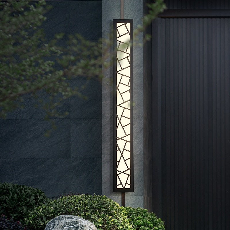 Aplique de pared exterior LED Xelosia con celosía geométrica en una fachada moderna – imagen 3