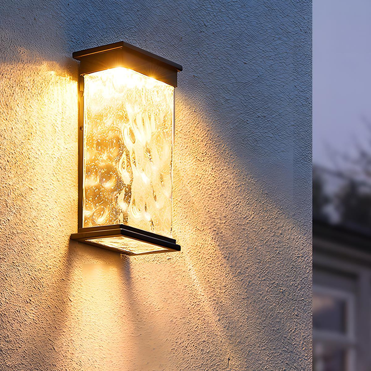 Aplique de pared exterior LED Morvela – encendido sobre una pared clara