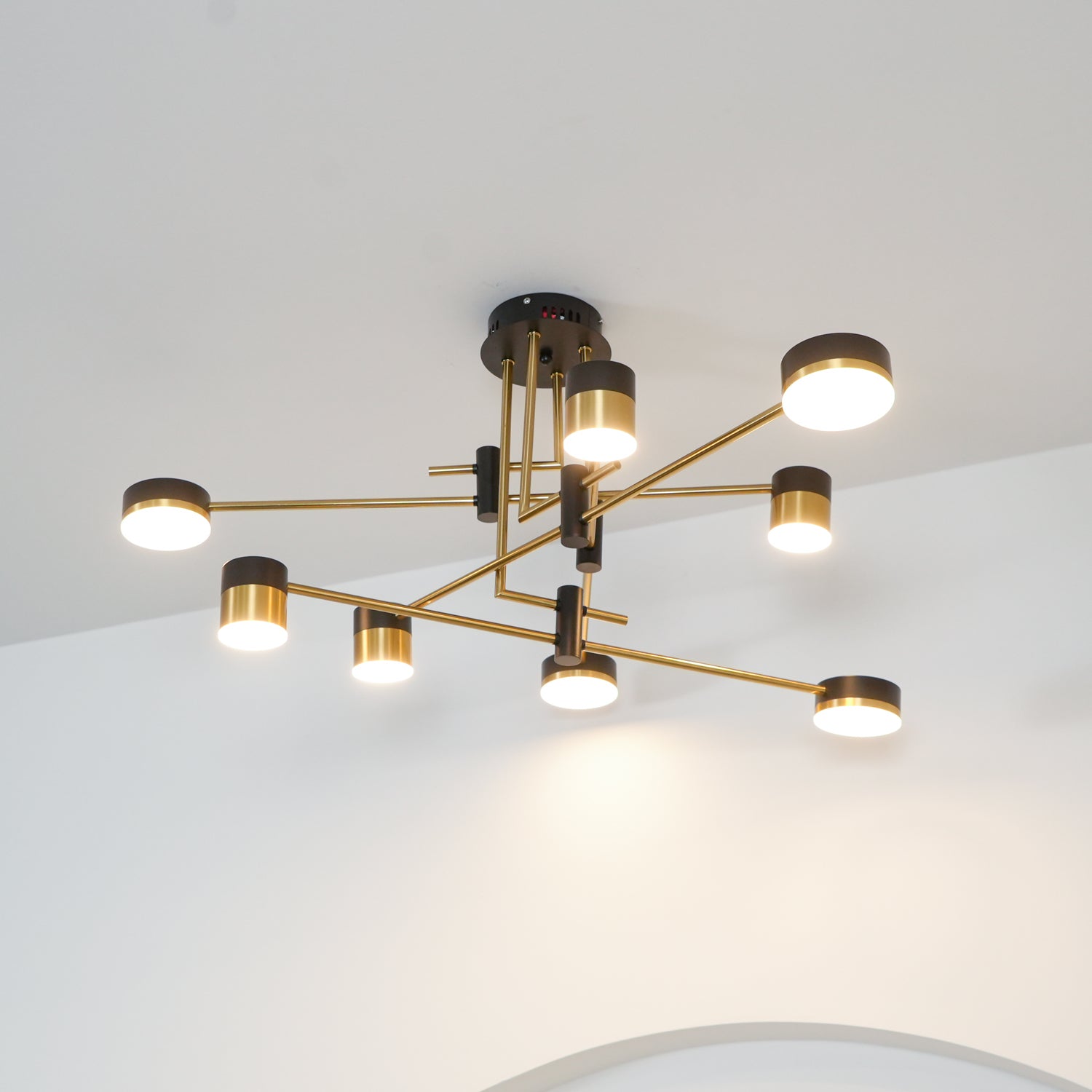 Araña de Luz Tipo Spider con 6 Brazos Negros y Acabado en Oro - Iluminación LED Integrada 2
