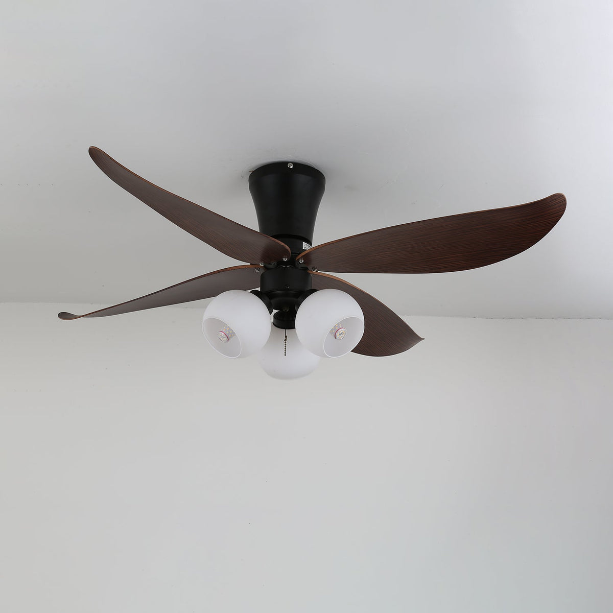 Ventilador de techo con luz Ulmera en un dormitorio acogedor – imagen 5
