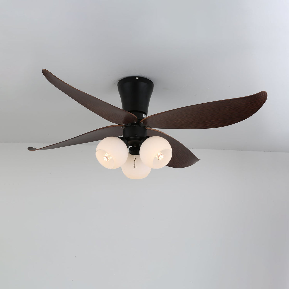 Ventilador de techo con luz Ulmera en un dormitorio acogedor – imagen 4