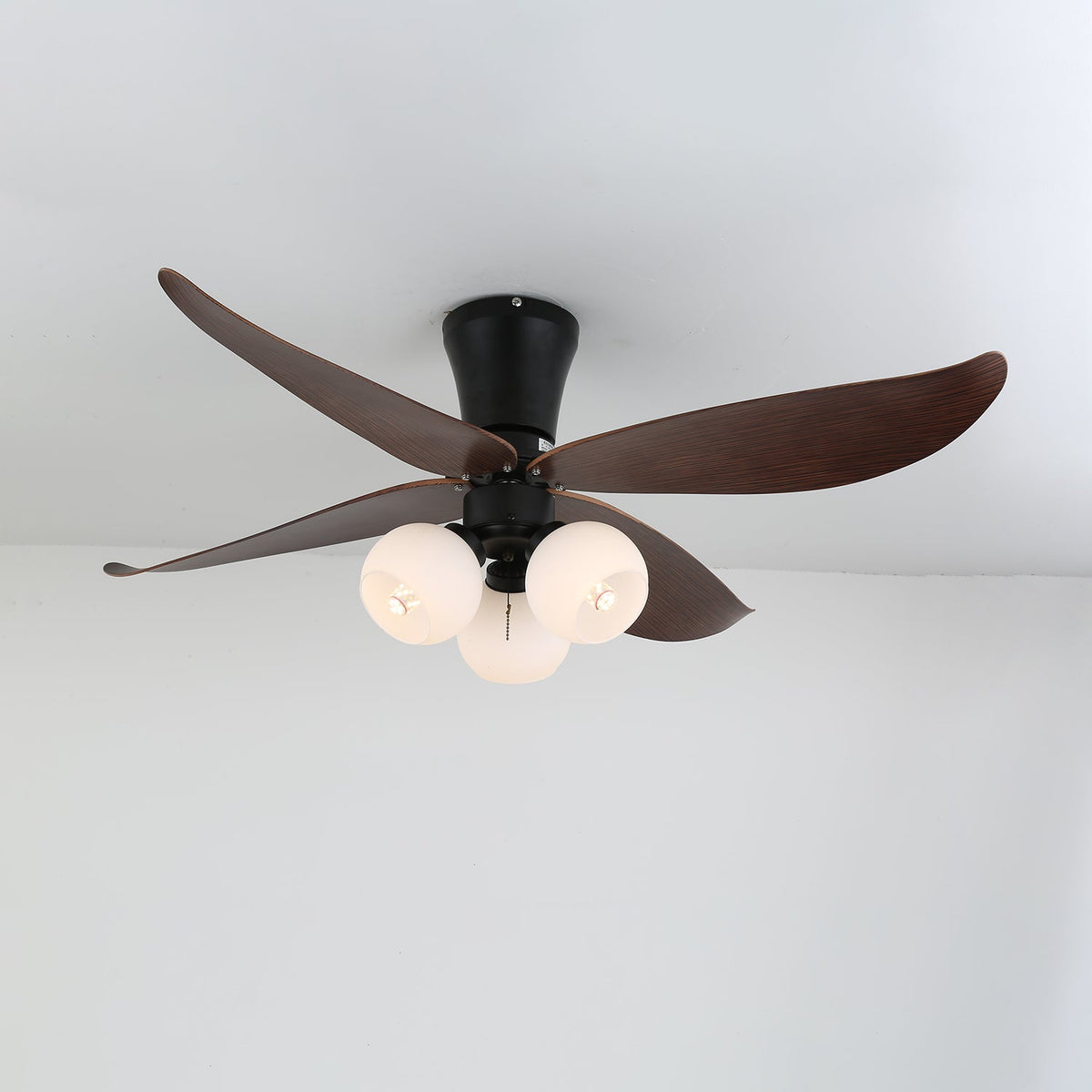 Ventilador de techo con luz Ulmera en un dormitorio acogedor – imagen 7