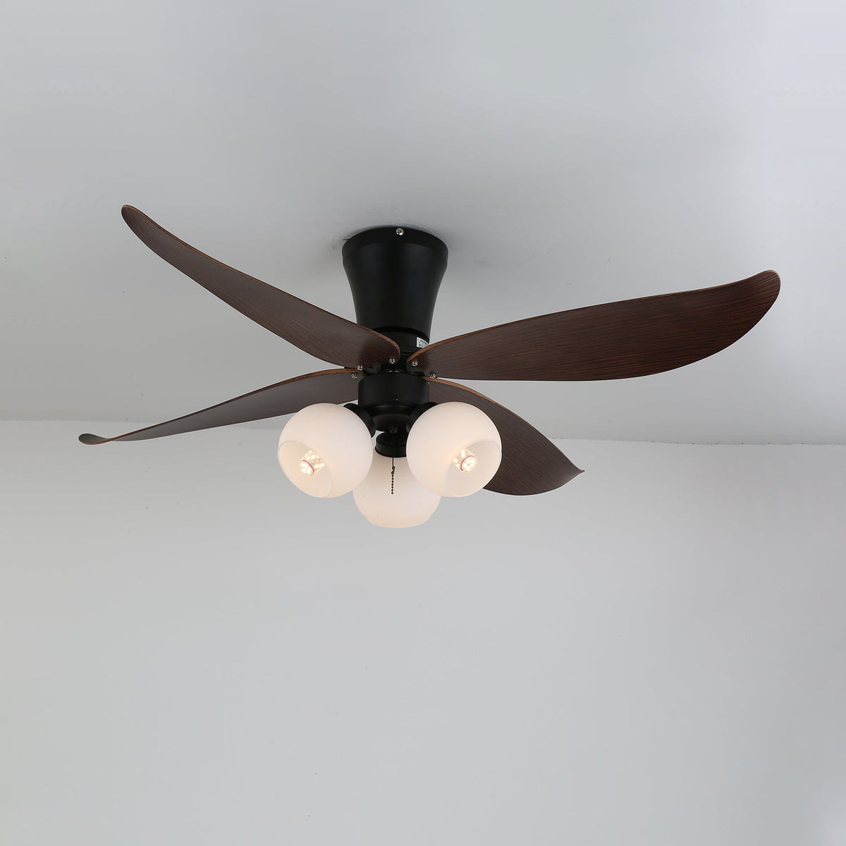 Ventilador de techo con luz Ulmera en un dormitorio acogedor – imagen 8
