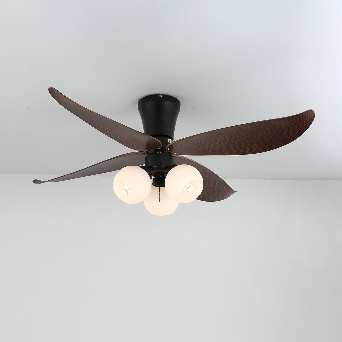 Ventilador de techo con luz Ulmera en un dormitorio acogedor – imagen 9