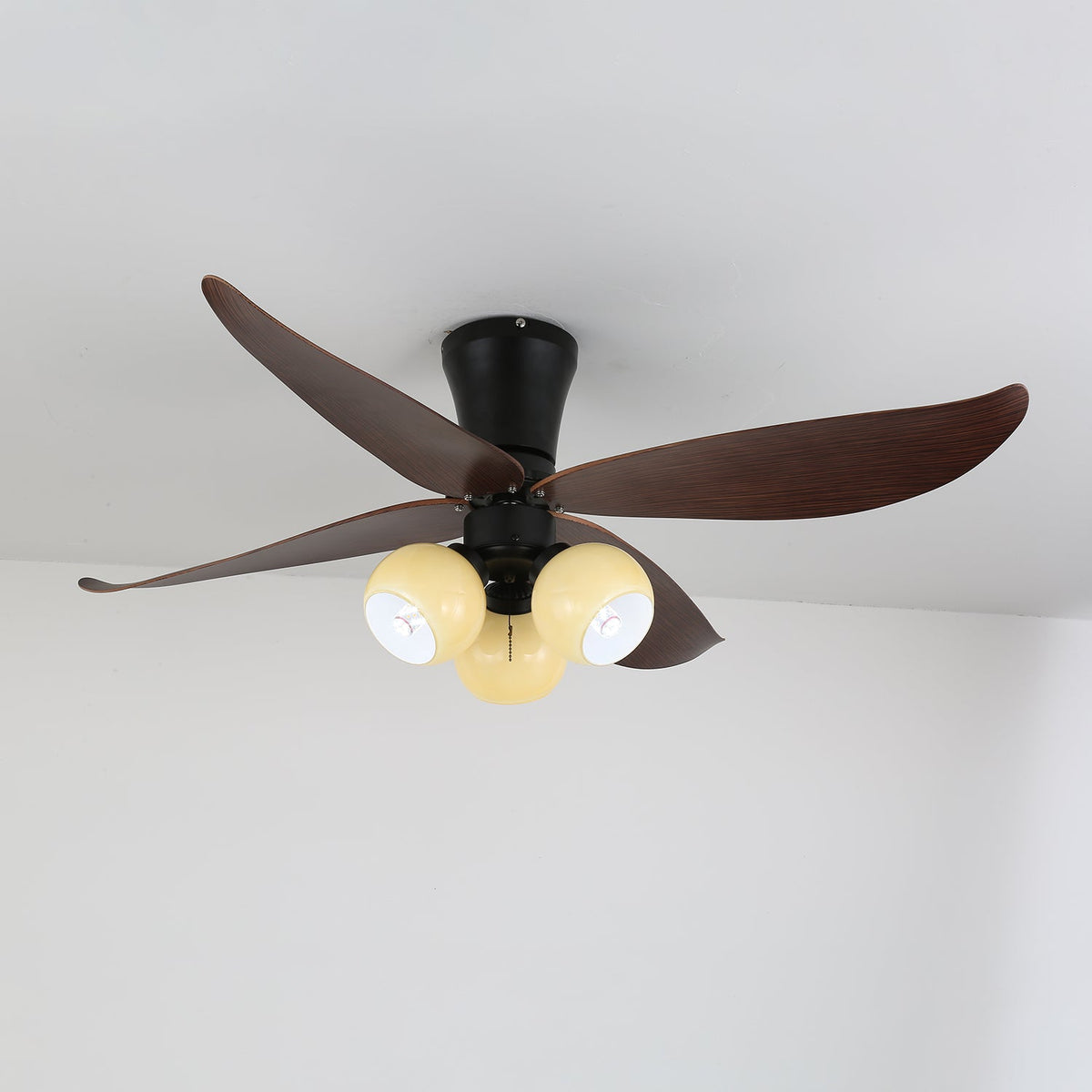 Ventilador de techo con luz Ulmera en un dormitorio acogedor – imagen 3