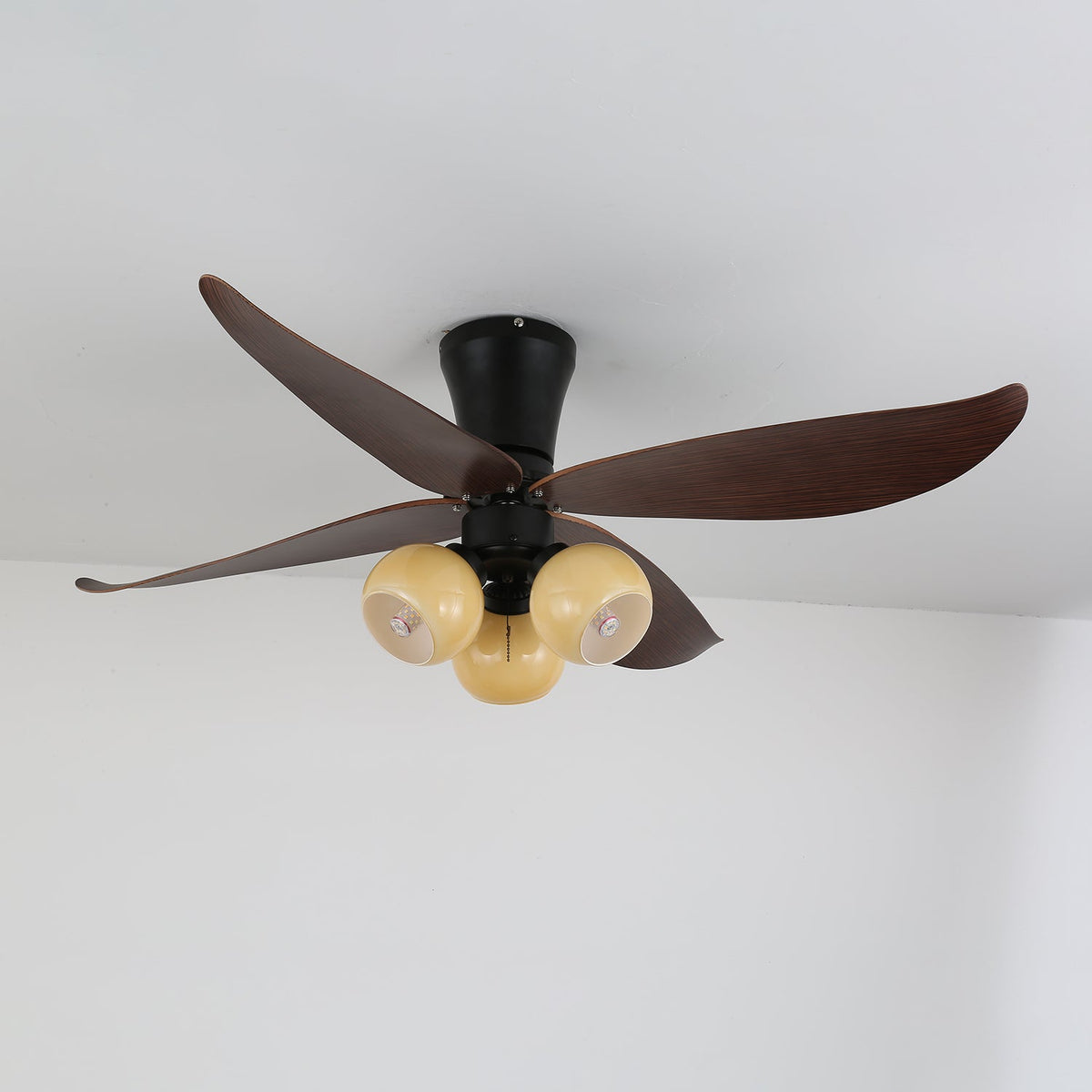 Ventilador de techo con luz Ulmera en un dormitorio acogedor – imagen 10