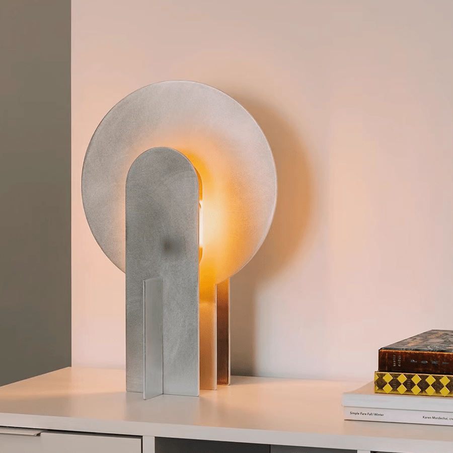 Lámpara de mesa de acero con arco Mardela sobre un aparador moderno – imagen 8