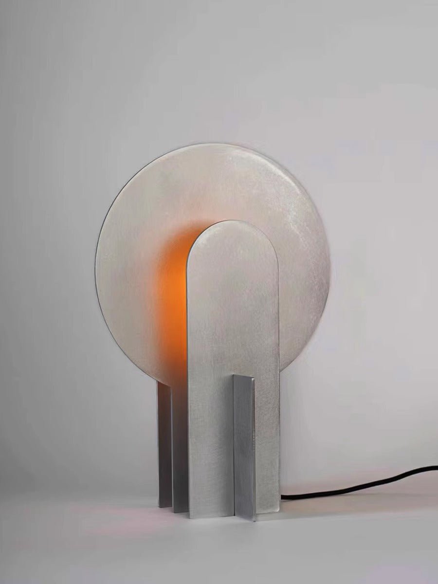 Lámpara de mesa de acero con arco Mardela sobre un aparador moderno – imagen 25