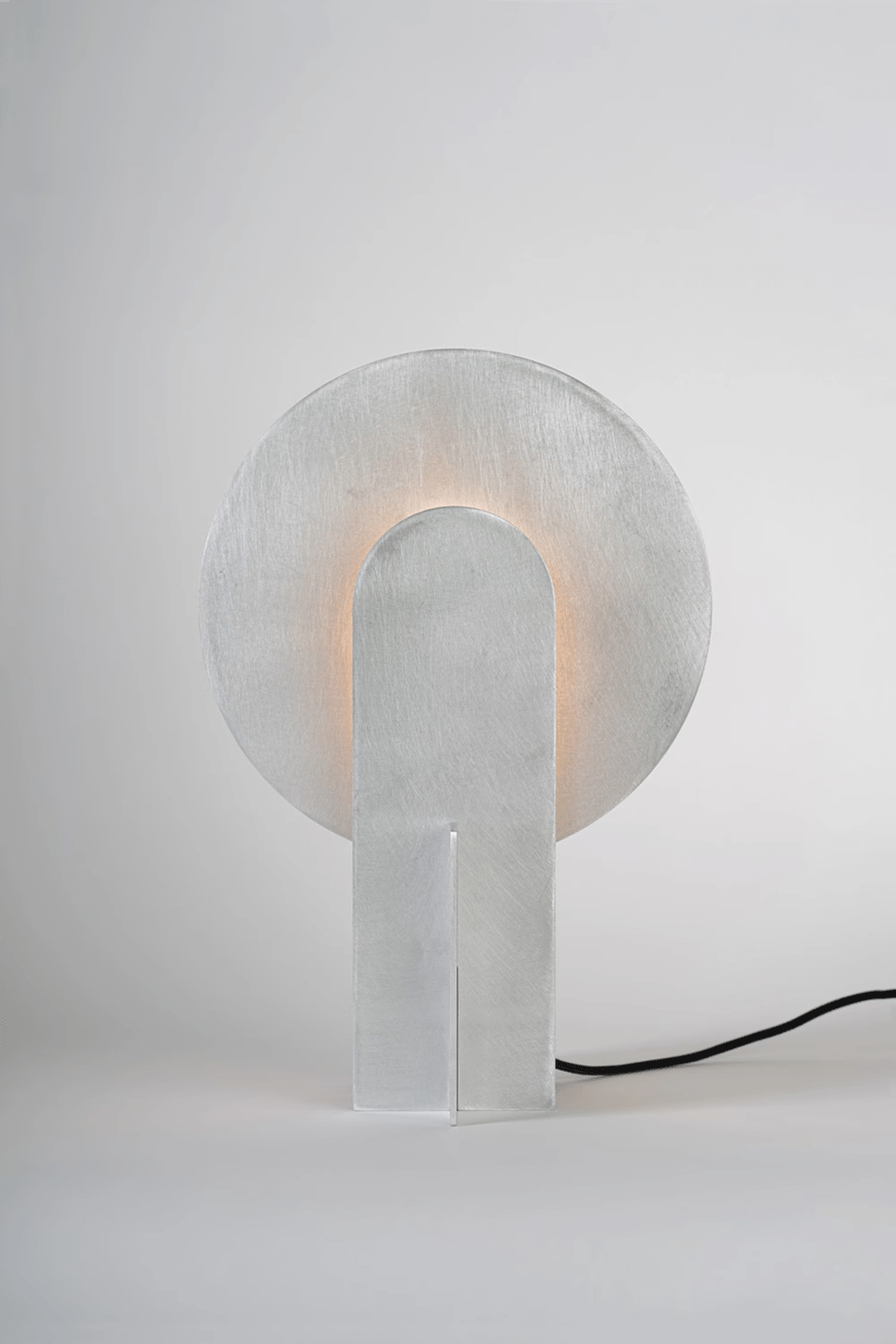 Lámpara de mesa de acero con arco Mardela sobre un aparador moderno – imagen 28