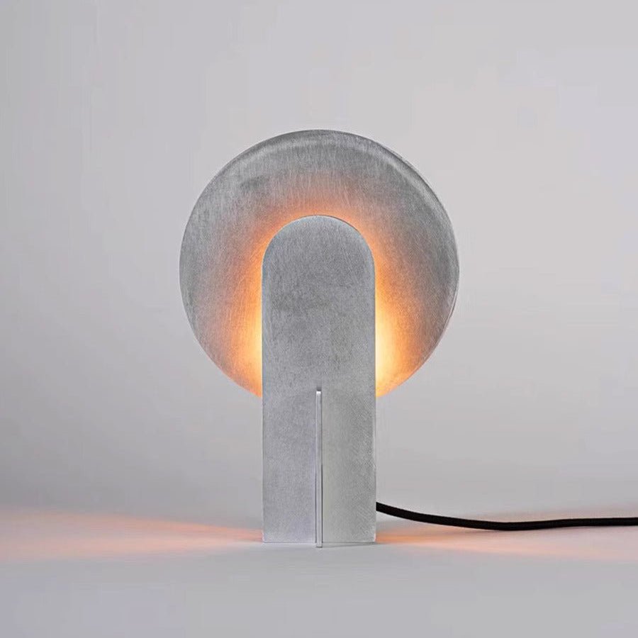 Lámpara de mesa de acero con arco Mardela sobre un aparador moderno – imagen 29
