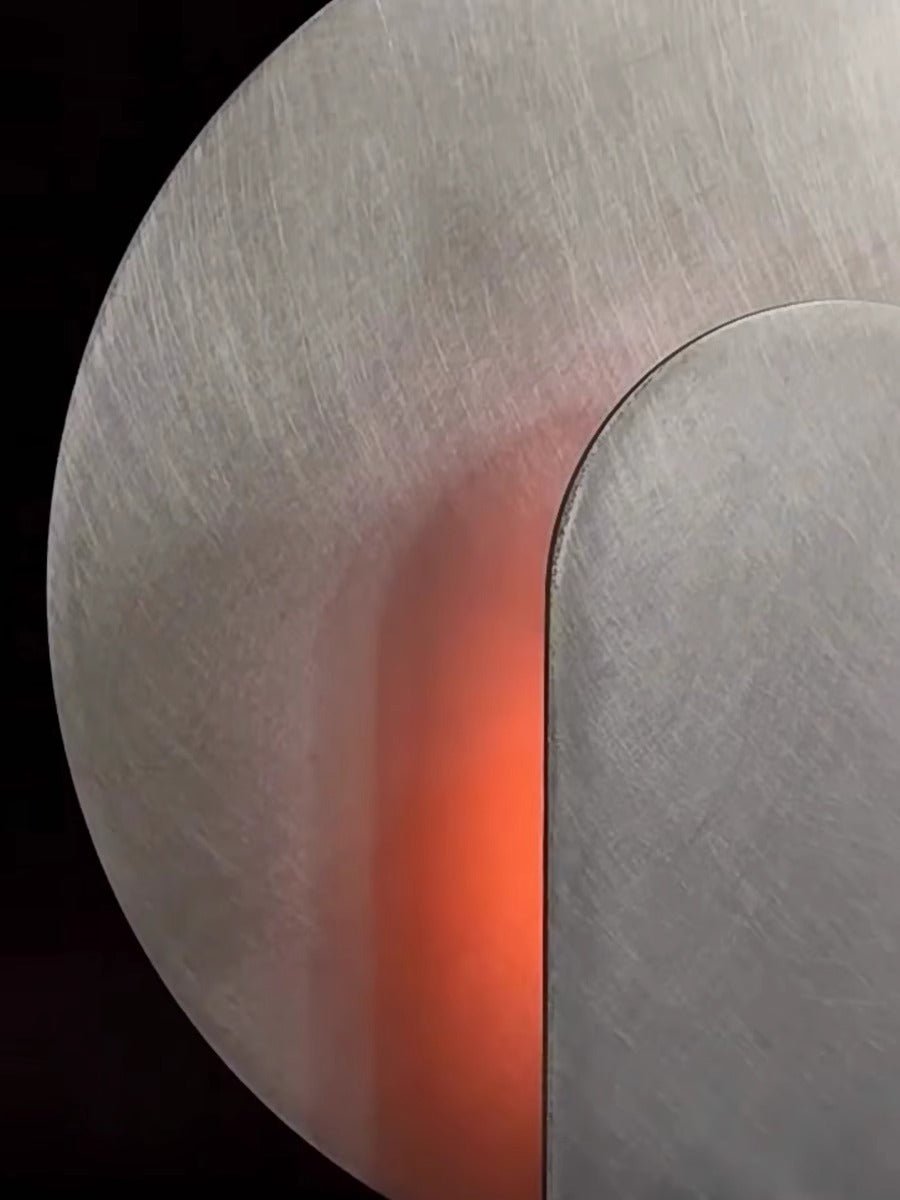 Lámpara de mesa de acero con arco Mardela sobre un aparador moderno – imagen 30