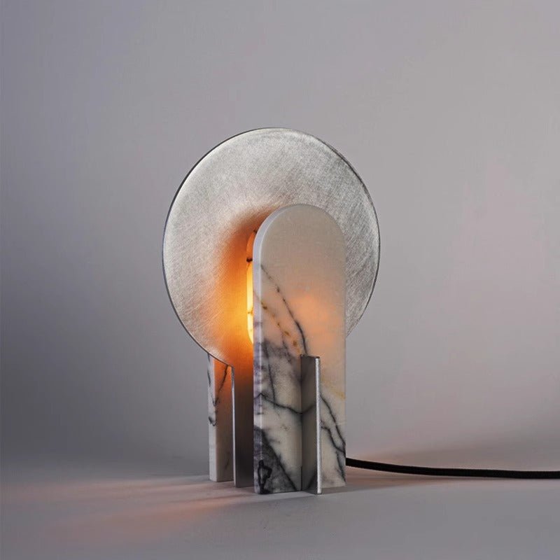 Lámpara de mesa de acero con arco Mardela sobre un aparador moderno – imagen 33