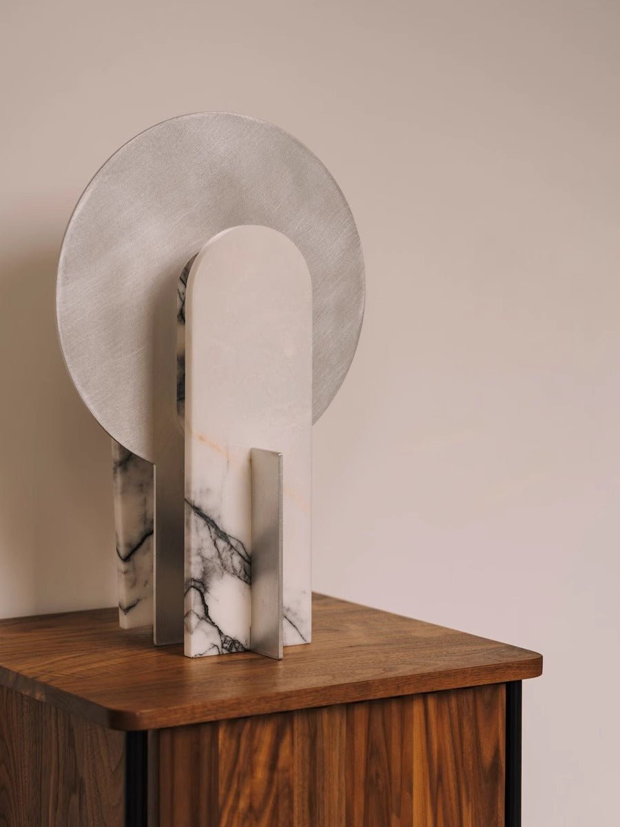 Lámpara de mesa de acero con arco Mardela sobre un aparador moderno – imagen 34