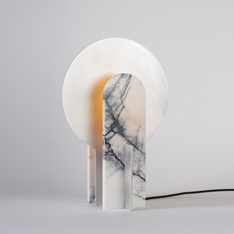 Lámpara de mesa de acero con arco Mardela – versión con base de mármol blanco