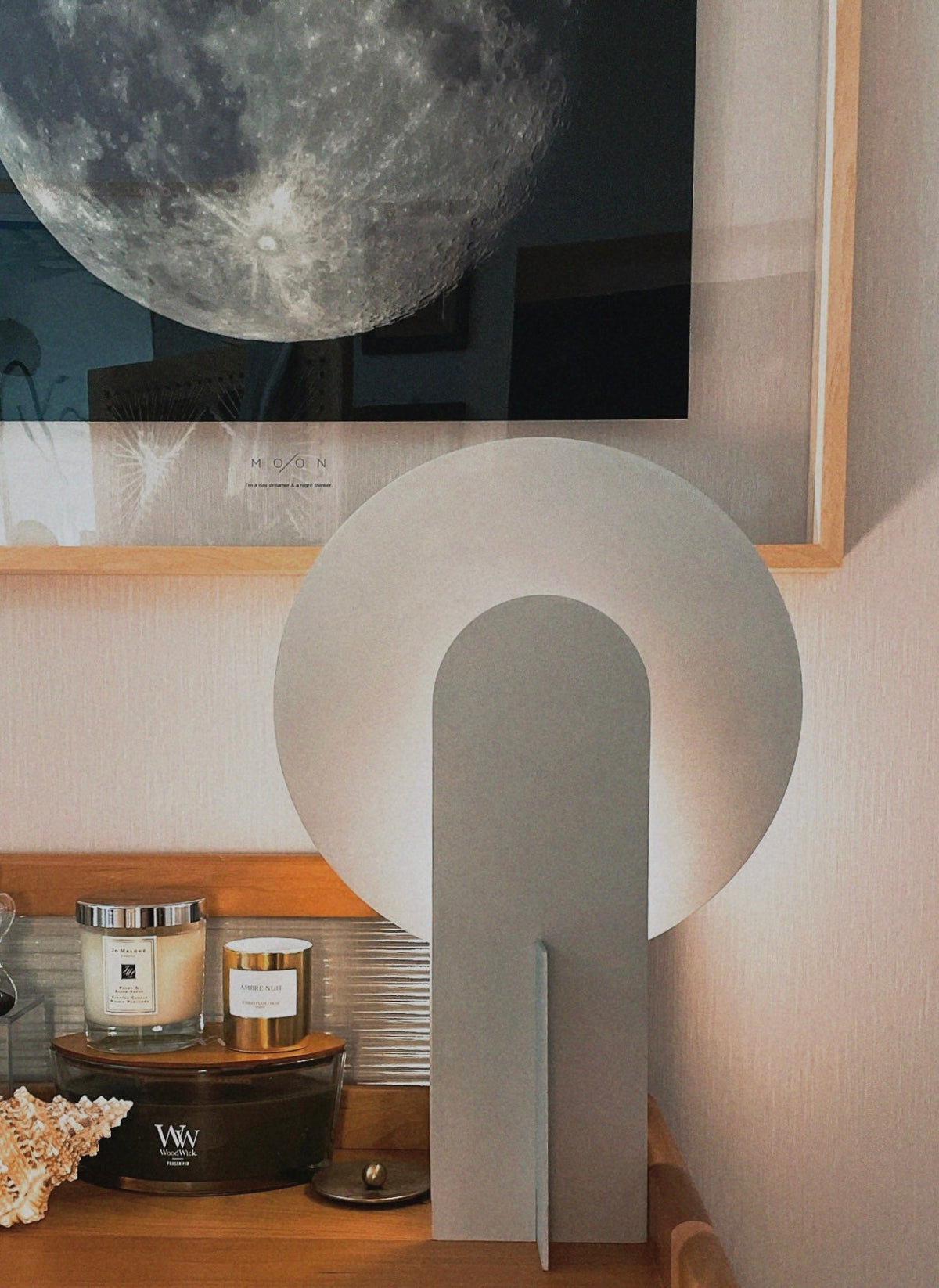 Lámpara de mesa de acero con arco Mardela sobre un aparador moderno – imagen 9