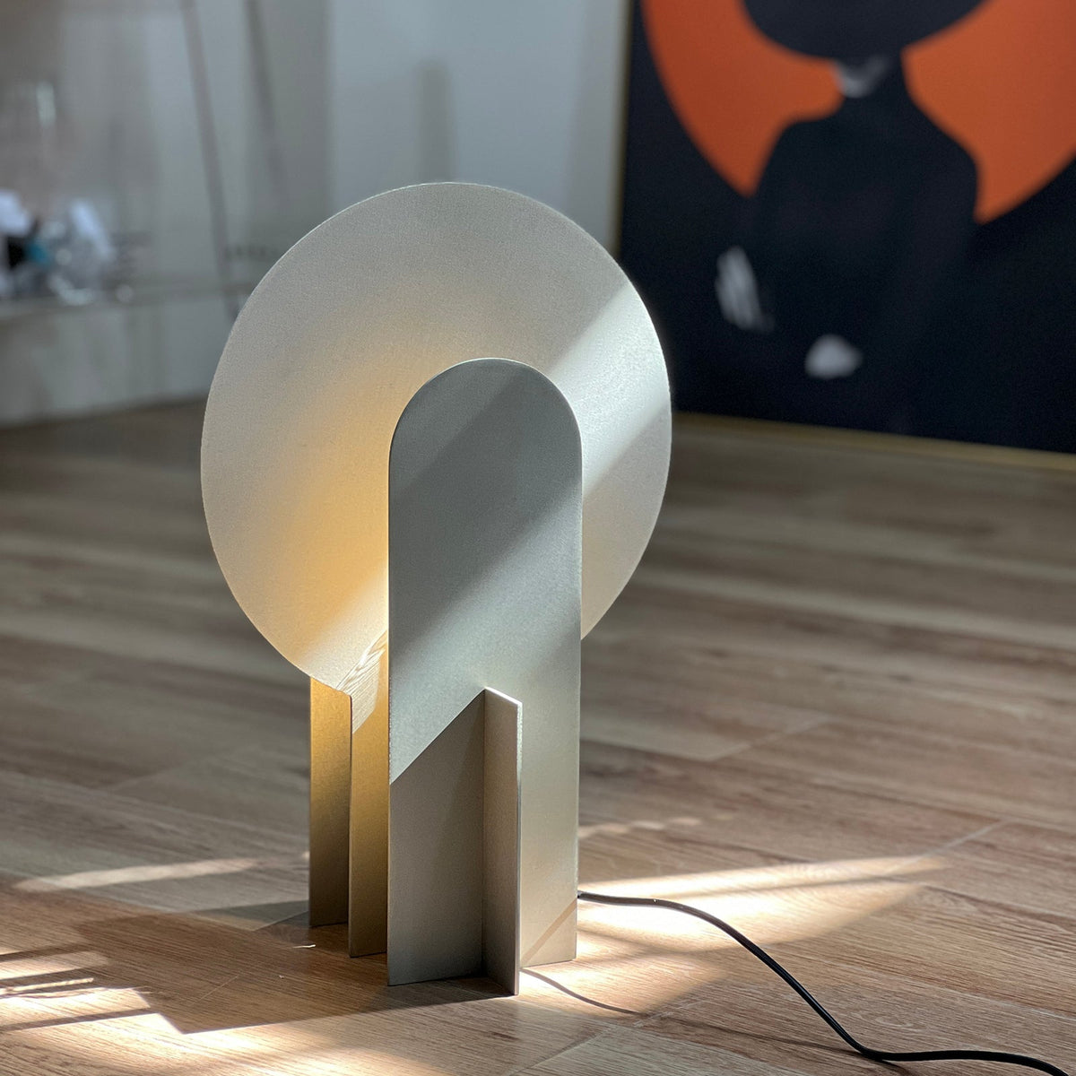 Lámpara de mesa de acero con arco Mardela sobre un aparador moderno – imagen 4