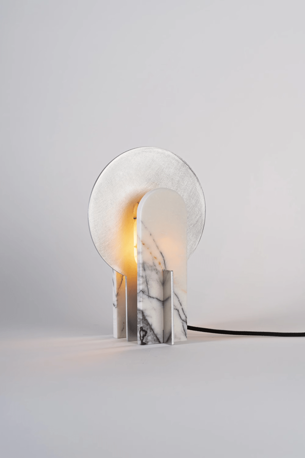 Lámpara de mesa de acero con arco Mardela sobre un aparador moderno – imagen 12