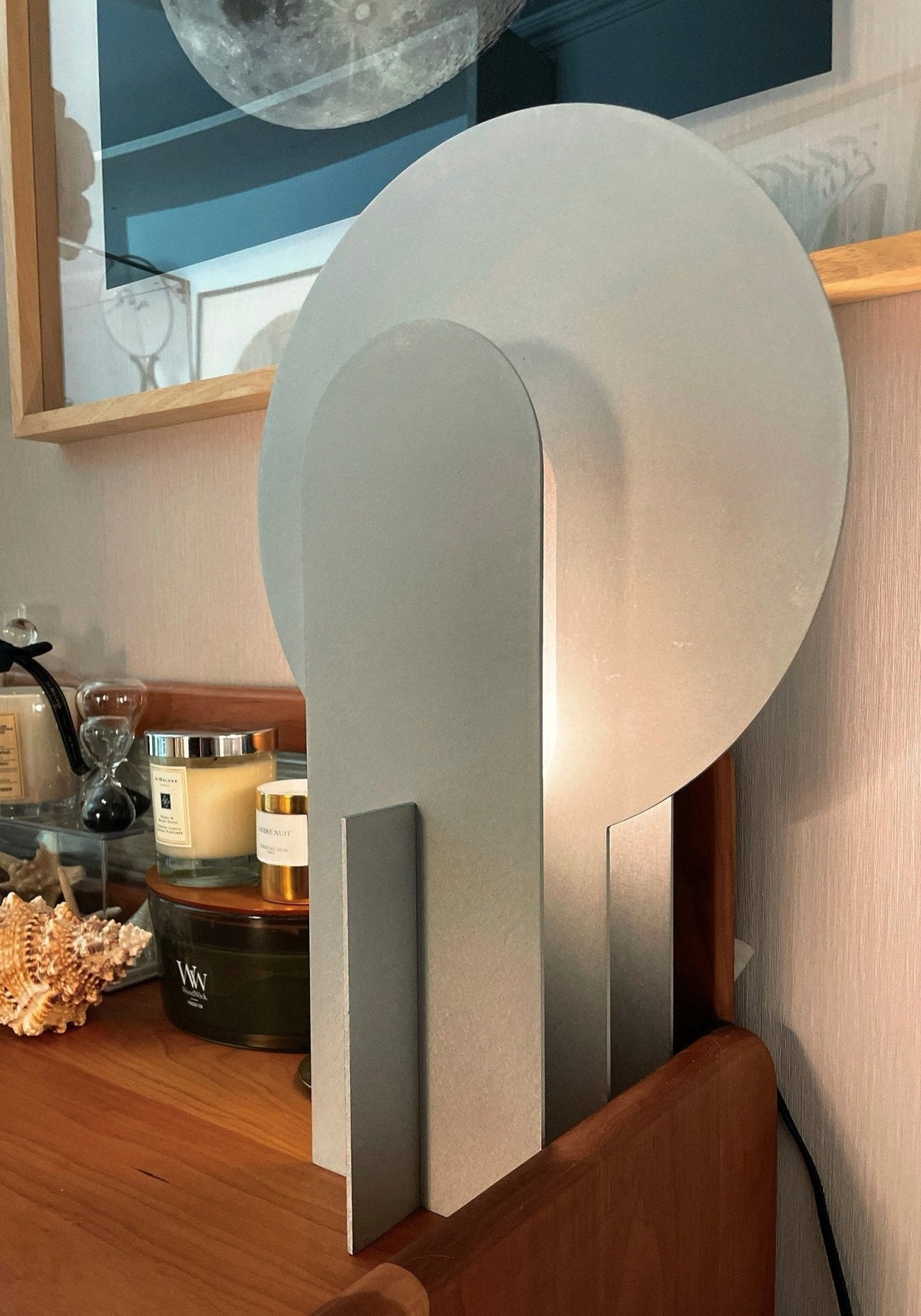Lámpara de mesa de acero con arco Mardela sobre un aparador moderno – imagen 13