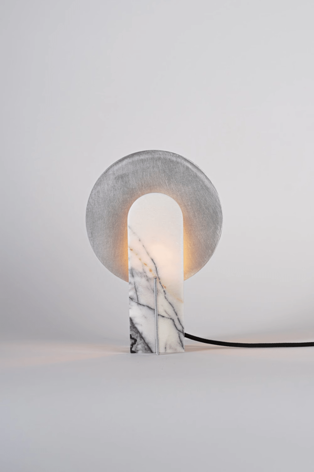 Lámpara de mesa de acero con arco Mardela sobre un aparador moderno – imagen 14