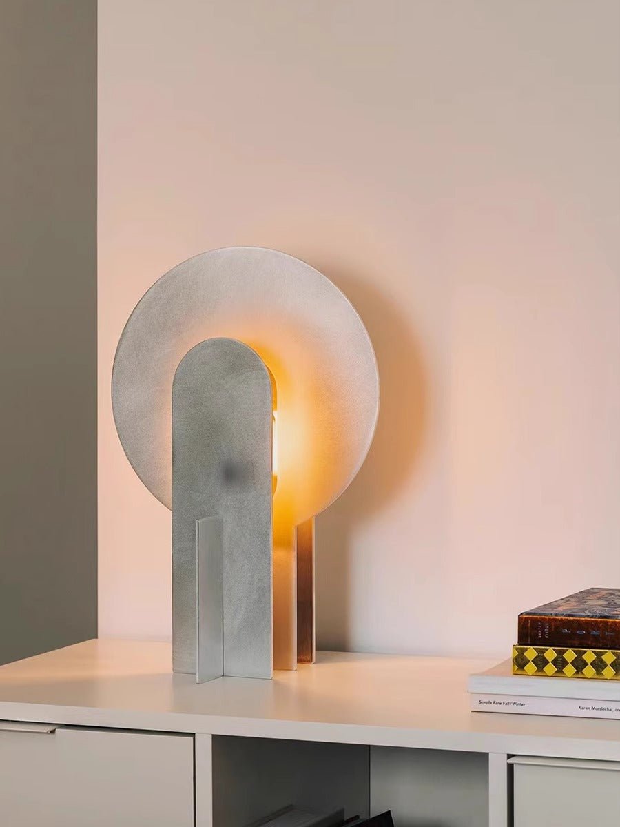 Lámpara de mesa de acero con arco Mardela sobre un aparador moderno – imagen 15