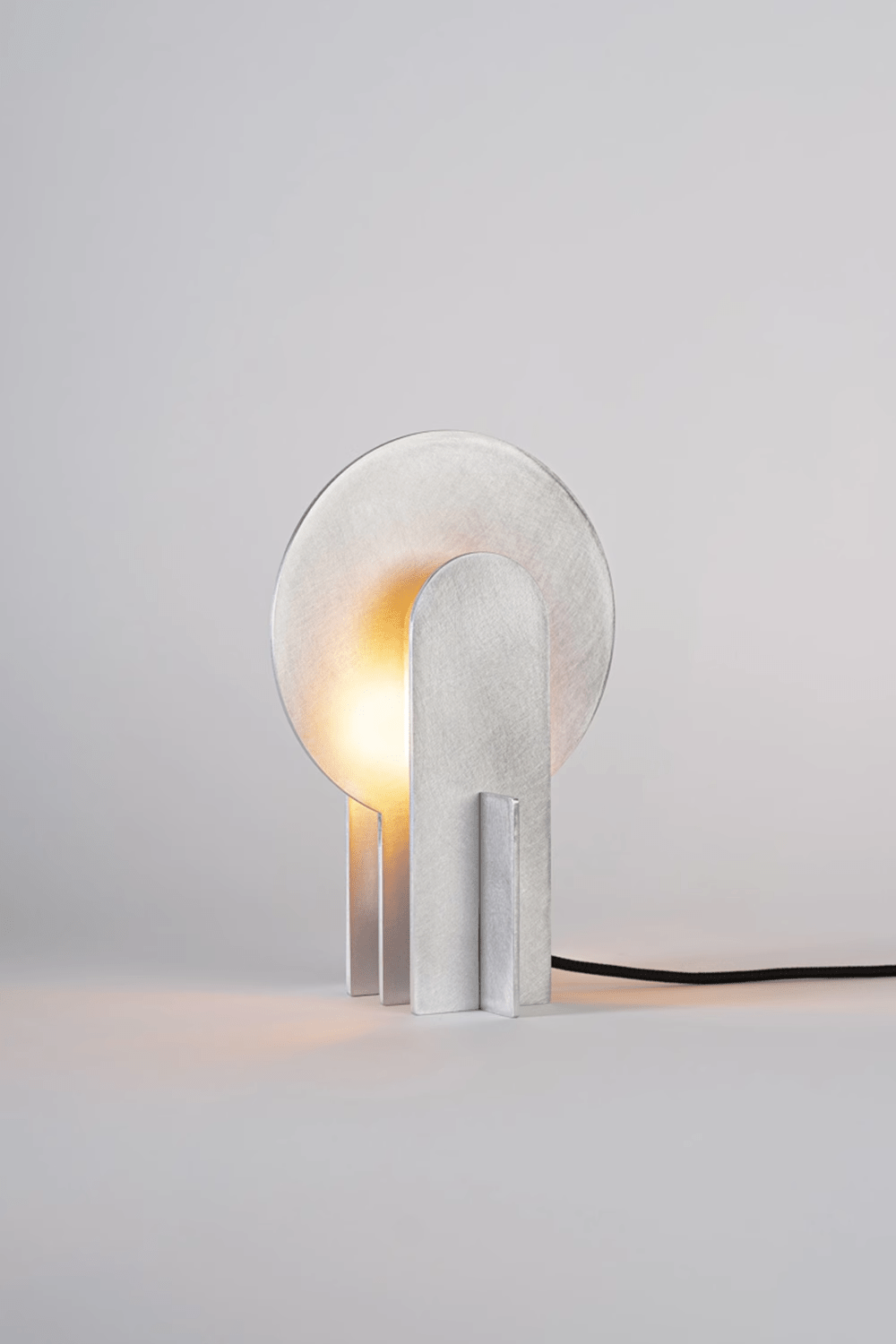 Lámpara de mesa de acero con arco Mardela sobre un aparador moderno – imagen 16