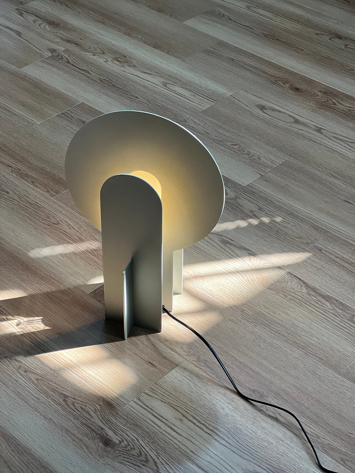 Lámpara de mesa de acero con arco Mardela sobre un aparador moderno – imagen 17