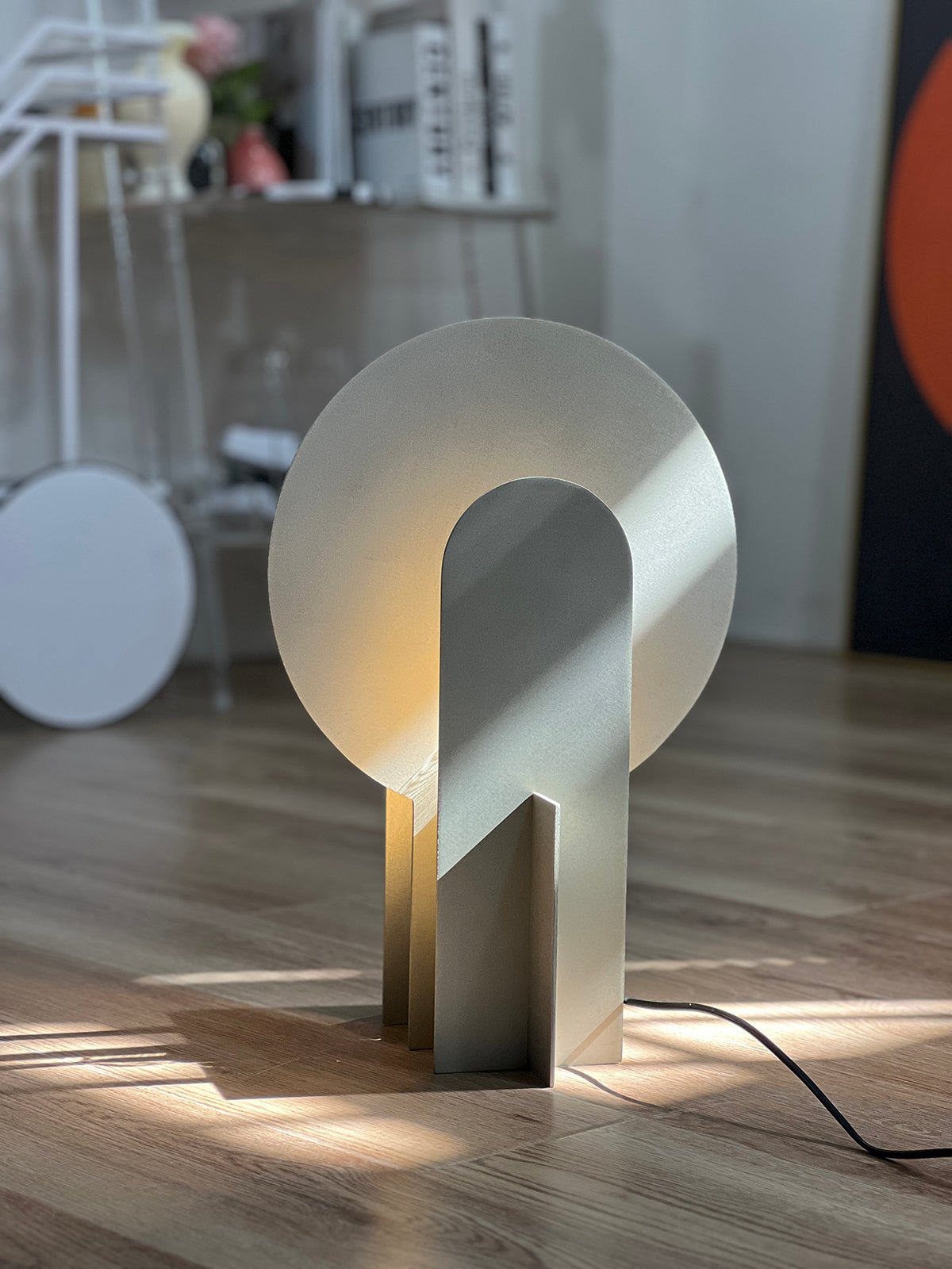Lámpara de mesa de acero con arco Mardela sobre un aparador moderno – imagen 19