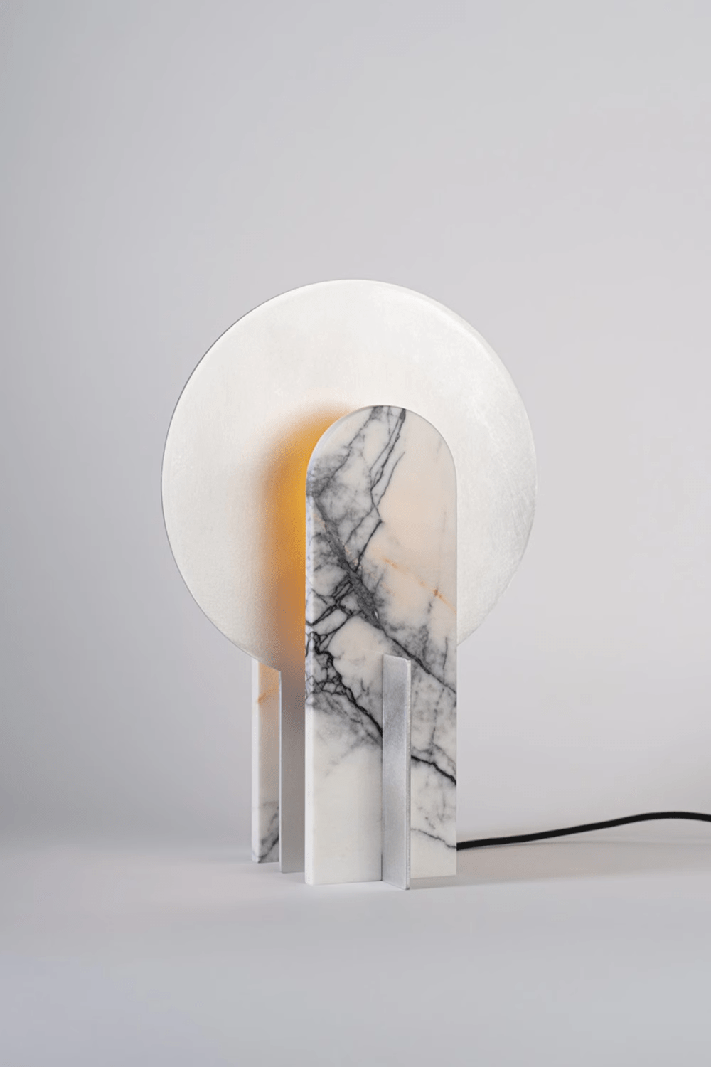 Lámpara de mesa de acero con arco Mardela sobre un aparador moderno – imagen 20