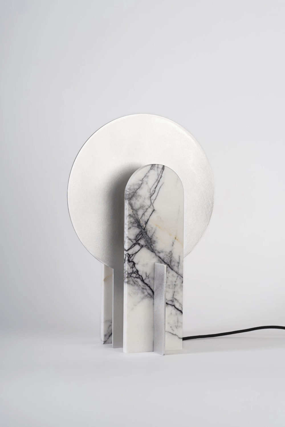 Lámpara de mesa de acero con arco Mardela sobre un aparador moderno – imagen 22