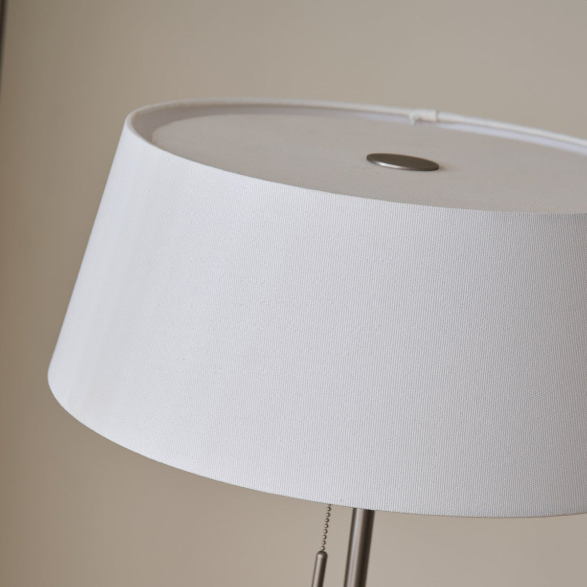 Lámpara de pie con base trípode y pantalla de tela blanca Iluma – pantalla y cadena de encendido